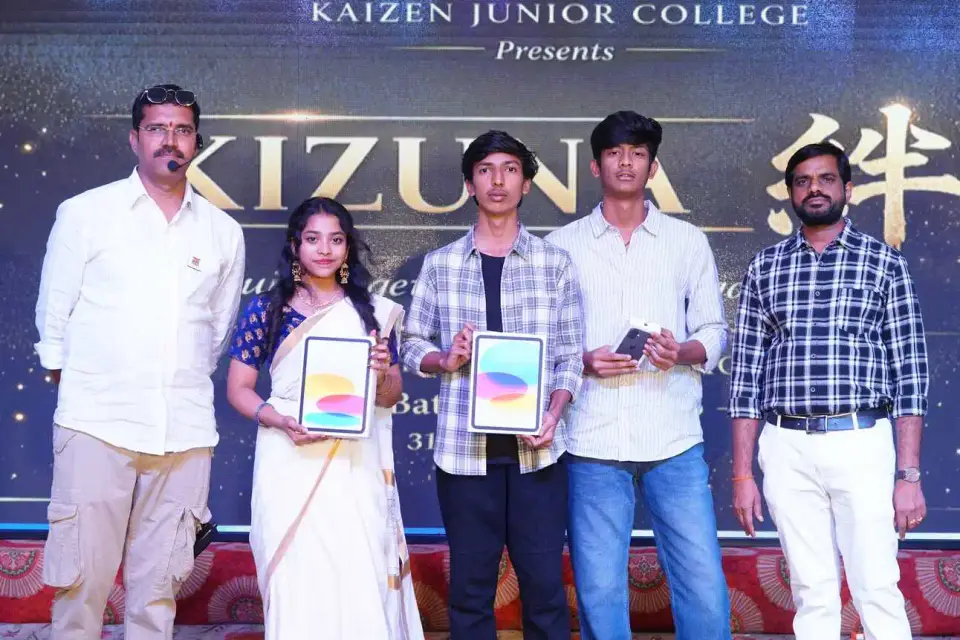 Winners receiving prizes on stage at KIZUNA
